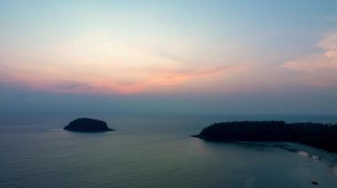 Gün batımında gökyüzünde parlayan pembe ışık gün batımında ya da gündoğumunda renkli romantik gökyüzünün manzarası. Kata plajı üzerindeki güzel hava manzarası.