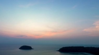 Gün batımında gökyüzünde parlayan pembe ışık gün batımında ya da gündoğumunda renkli romantik gökyüzünün manzarası. Kata plajı üzerindeki güzel hava manzarası.