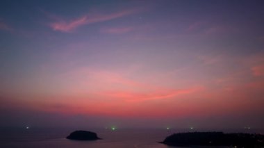 Gün batımında gökyüzünde parlayan pembe ışık gün batımında ya da gündoğumunda renkli romantik gökyüzünün manzarası. Kata plajı üzerindeki güzel hava manzarası.