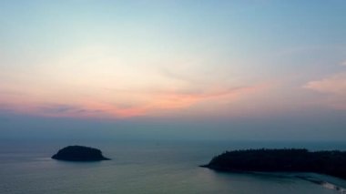 Gün batımında gökyüzünde parlayan pembe ışık gün batımında ya da gündoğumunda renkli romantik gökyüzünün manzarası. Kata plajı üzerindeki güzel hava manzarası.