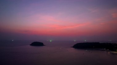 Gün batımında gökyüzünde parlayan pembe ışık gün batımında ya da gündoğumunda renkli romantik gökyüzünün manzarası. Kata plajı üzerindeki güzel hava manzarası.