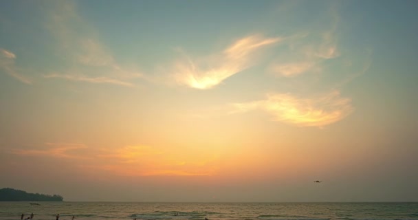 在卡马拉海滩的日落时分 在五彩斑斓的天空中 时间消逝了美丽的粉色光芒 视频4K 自然录像高品质的镜头 夕阳西下的艳丽浪漫的天空 — 图库视频影像