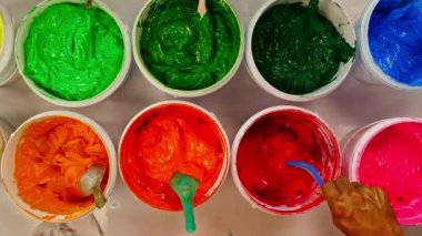 Boyayı kepçele ve birlikte karıştır. Kumaşta baskı yapmak için mürekkep ya da boya çeşitli tipler var. Gömlek fabrikasında kıyafet baskısı için çeşitli renkler. Üst görünüm renkli arkaplan.