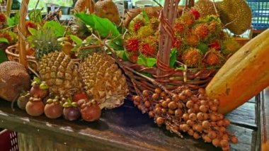 Mevsimlik meyveler Rambutan, Durian, Papaya, Mangosteen, Jackfruit, Pineapple, Mango Müşteriler için çok çeşitli meyveler sergilenmektedir..