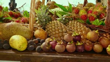 Mevsimlik meyveler Rambutan, Durian, Papaya, Mangosteen, Jackfruit, Pineapple, Mango Müşteriler için çok çeşitli meyveler sergilenmektedir..
