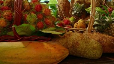 Mevsimlik meyveler Rambutan, Durian, Papaya, Mangosteen, Jackfruit, Pineapple, Mango Müşteriler için çok çeşitli meyveler sergilenmektedir..