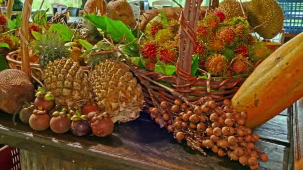 季節のフルーツランブータン デュリアン パパイヤ マンゴスチン ジャックフルーツ パイナップル マンゴアお客様のためにさまざまな果物が展示されています — ストック動画