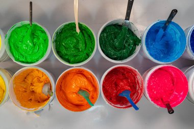 Üst görünüm, renkli kumaş yazdırma mürekkepleri beyaz kovalarda