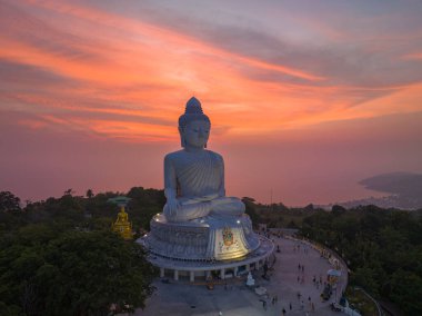 Büyük Buda 'nın alacakaranlıktaki fotoğrafı tepenin üstünde, Phuket' in ünlü simgesi.