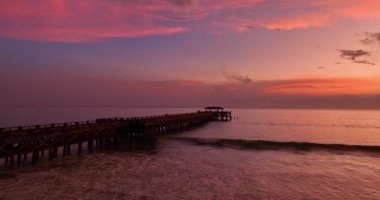Hava dalgaları güzel gökyüzünde kıyıya doğru sürüklendi. - Sahildeki deniz kumu manzarası ve gün batımında dalga. - Sahildeki deniz alanı. Natai Sahili, Phang Nga Tayland 'da dalgalar çarpıyor..
