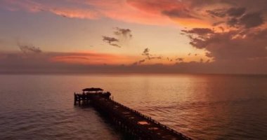 Hava dalgaları güzel gökyüzünde kıyıya doğru sürüklendi. - Sahildeki deniz kumu manzarası ve gün batımında dalga. - Sahildeki deniz alanı. Natai Sahili, Phang Nga Tayland 'da dalgalar çarpıyor..