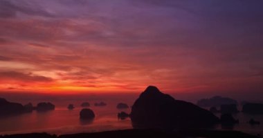 .Samed Nang Chee Phang Nga 'nın üstündeki hava manzarası, sabah güneşinin doğuşuyla muhteşem doruklarda. Gün doğumunda parlak kırmızı gökyüzü. Güzel gün doğumu tropik manzara arka planı..