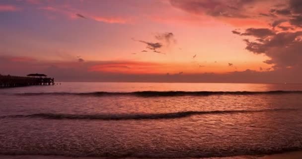 파도가 아름다운 하늘을 해변으로 밀려온 하늘을 배경으로 파도의 모습이 펼쳐졌습니다 — 비디오