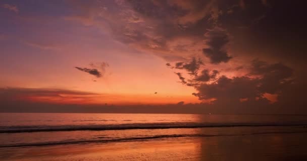 波が美しい空の海岸に向かって掃引した後 空中ビュー波 夕日のビーチの海の砂と波の風景ビュー ビーチの海のスペースエリア ナタイビーチ パンガータイでクラッシュ — ストック動画