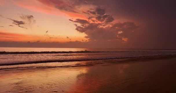 波が美しい空の海岸に向かって掃引した後 空中ビュー波 夕日のビーチの海の砂と波の風景ビュー ビーチの海のスペースエリア ナタイビーチ パンガータイでクラッシュ — ストック動画