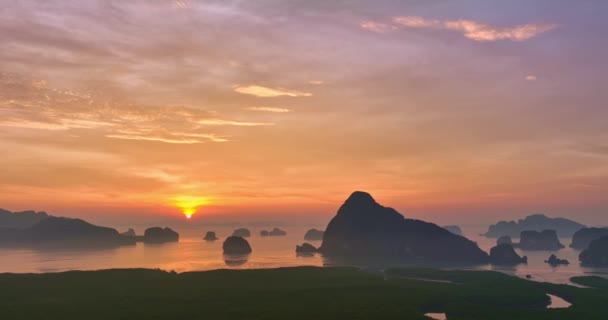 Vedere Aeriană Vârfuri Înalte Minunate Dimineața Răsărit Peisaj Natural Deasupra — Videoclip de stoc