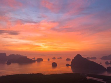 Samed Nang Chee Phang Nga takımadaları üzerinde doğanın muhteşem ışığı bulutlu gökyüzü.