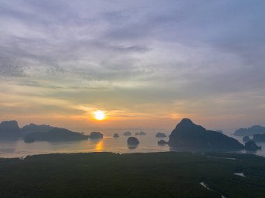 Samed Nang Chee Phang Nga takımadaları üzerinde doğanın muhteşem ışığı bulutlu gökyüzü.