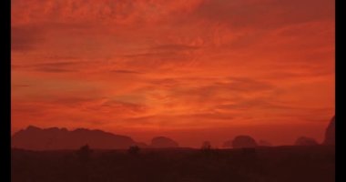 Samed Nang Chee Phang Nga bakış açısının üzerindeki doğal manzara. Güneşin doğuşunda parlak kırmızı gökyüzü. Güzel gün doğumu tropik manzara arka planı.