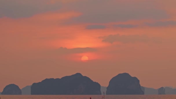 Menakjubkan Matahari Merah Atas Pulau Pantai Tubkaek Krabi Pantai Tup — Stok Video