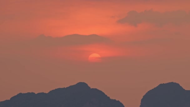 Menakjubkan Matahari Merah Atas Pulau Pantai Tubkaek Krabi Pantai Tup — Stok Video