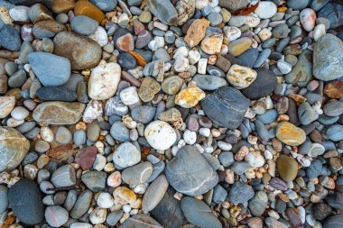 Kumsalın kum yerine yuvarlak kayalarla dolu olduğunu görmek inanılmaz. Yuvarlak kayaların güzel renkleri ve çeşitli boyutları vardır. Lanta adası Krabi 'nin deniz fenerindeki kayalıklar. taş arkaplan.
