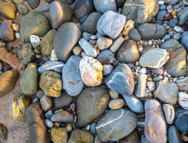 Kumsalın kum yerine yuvarlak kayalarla dolu olduğunu görmek inanılmaz. Yuvarlak kayaların güzel renkleri ve çeşitli boyutları vardır. Lanta adası Krabi 'nin deniz fenerindeki kayalıklar. taş arkaplan.