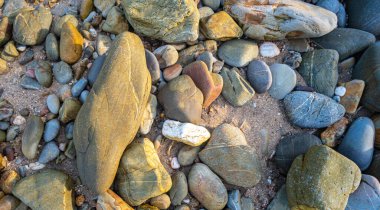 Pompee görüş noktasında gün batımında buluttan ışık yansıması. Gölün muhteşem panoramik manzarası. Gölün üzerinde yavaş hareket eden bulutlarla birlikte romantik güzel gökyüzü günbatımının manzarası..