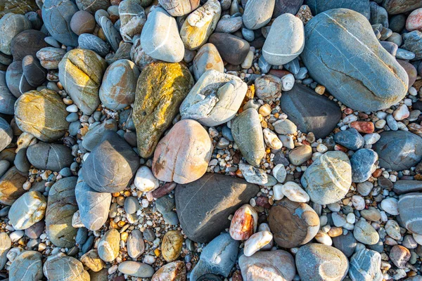砂浜には砂の代わりに丸い岩がたくさんあります 丸い岩は美しい色と様々なサイズを持っています ランタ島クラビの灯台のランドマークで岩のビーチ 石の背景 — ストック写真