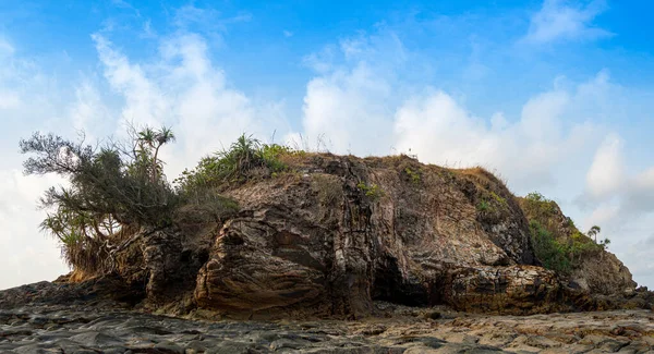 灯塔所在的岛上有一个不同寻常的岩层 下面的海滩上布满了五彩缤纷的圆石子 — 图库照片