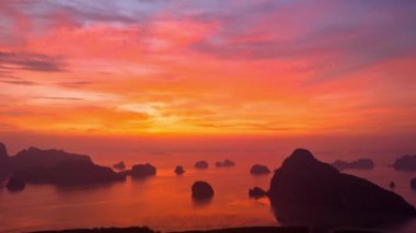 Samed Nang Chee Phang Nga takımadaları üzerinde doğanın inanılmaz bulutlu gökyüzü görüntüsü. Güneşin doğuşunda, insansız hava aracının görüntüsünden parlak, fantezi bir gökyüzü hayal edin. Fantastik bir arka plan..