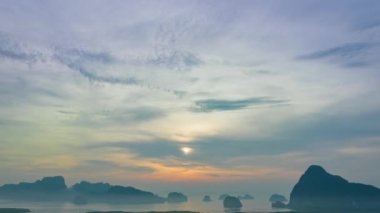 Samed Nang Chee Phang Nga takımadaları üzerinde doğanın inanılmaz bulutlu gökyüzü görüntüsü. Güneşin doğuşunda, insansız hava aracının görüntüsünden parlak, fantezi bir gökyüzü hayal edin. Fantastik bir arka plan..