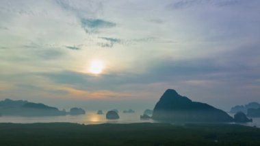 Samed Nang Chee Phang Nga takımadaları üzerinde doğanın inanılmaz bulutlu gökyüzü görüntüsü. Güneşin doğuşunda, insansız hava aracının görüntüsünden parlak, fantezi bir gökyüzü hayal edin. Fantastik bir arka plan..