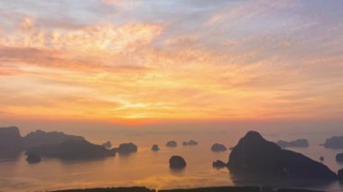 Samed Nang Chee Phang Nga takımadaları üzerinde doğanın inanılmaz bulutlu gökyüzü görüntüsü. Güneşin doğuşunda, insansız hava aracının görüntüsünden parlak, fantezi bir gökyüzü hayal edin. Fantastik bir arka plan..