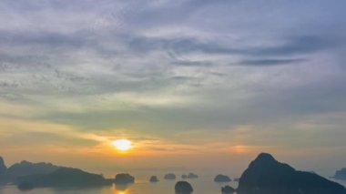 Deniz suyunun üzerinde yükselmek. Güneşli deniz manzarası Horizon Panorama Dağı ve dramatik alacakaranlık gökyüzü ve bulutlu gündoğumu arka plan doğa videosu yüksek kaliteli görüntüler...