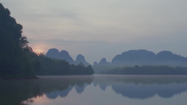 沼の朝の美しい雰囲気 森林の反射と水の表面に蒸気が浮かびます 湖Nong Thale Krabiのイメージと風景自然背景 — ストック動画