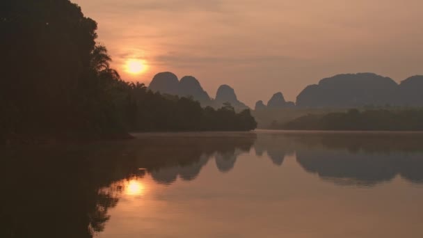 Schöne Atmosphäre Morgen Sumpf Dampf Schwebt Auf Der Oberfläche Des — Stockvideo