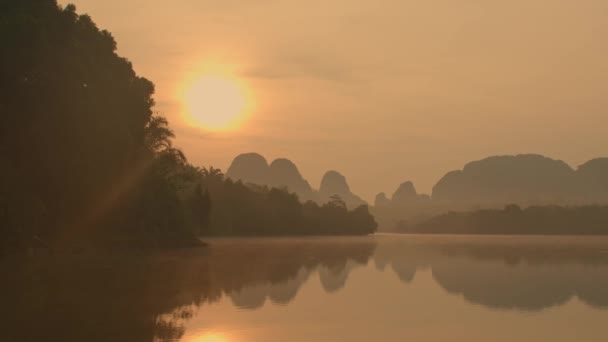 Sabahleyin Bataklıkta Güzel Bir Atmosfer Buhar Ormanın Yansımasıyla Suyun Yüzeyinde — Stok video