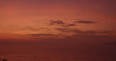 Deniz suyunun üzerinde yükselmek. Güneşli deniz manzarası Horizon Panorama Dağı ve dramatik alacakaranlık gökyüzü ve bulutlu gündoğumu arka plan doğa videosu yüksek kaliteli görüntüler...