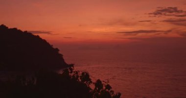 Deniz suyunun üzerinde yükselmek. Güneşli deniz manzarası Horizon Panorama Dağı ve dramatik alacakaranlık gökyüzü ve bulutlu gündoğumu arka plan doğa videosu yüksek kaliteli görüntüler...