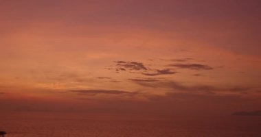 Deniz suyunun üzerinde yükselmek. Güneşli deniz manzarası Horizon Panorama Dağı ve dramatik alacakaranlık gökyüzü ve bulutlu gündoğumu arka plan doğa videosu yüksek kaliteli görüntüler...