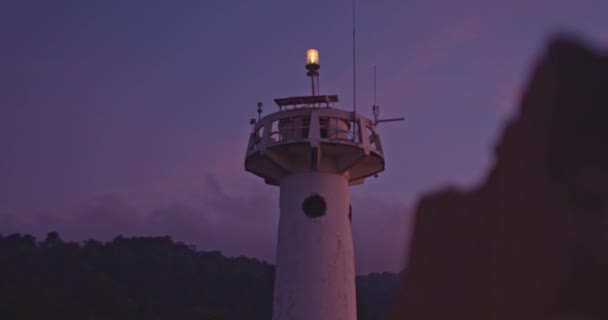 ランタ灯台の日の出の素晴らしい空 ランタ島のライトハウスランドマーク 灯台はタノードの帽子にあります ランタヤイ島の終わり道 丘の上に建てます — ストック動画