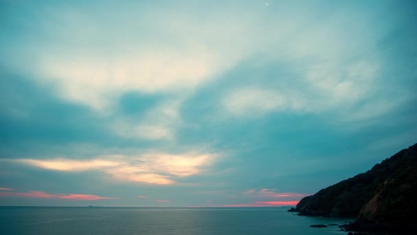 空の背景に遅い移動雲とロマンチックな美しい空の夕日のシーン 自然のビデオ高品質の映像 グラデーションの色 空の質感 — ストック動画