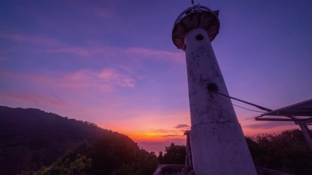 ランタ灯台の日の出の素晴らしい空の時間の経過 ランタ島のライトハウスランドマーク 灯台はタノードの帽子にあります ランタヤイ島の終わり道 丘の上に建てます — ストック動画