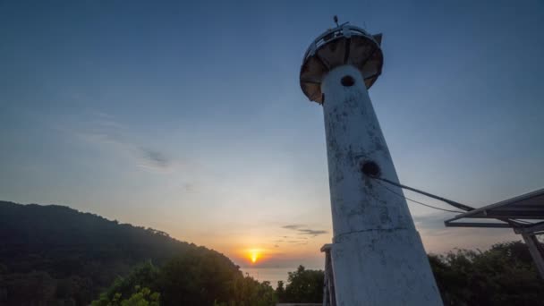 ランタ灯台の日の出の素晴らしい空の時間の経過 ランタ島のライトハウスランドマーク 灯台はタノードの帽子にあります ランタヤイ島の終わり道 丘の上に建てます — ストック動画