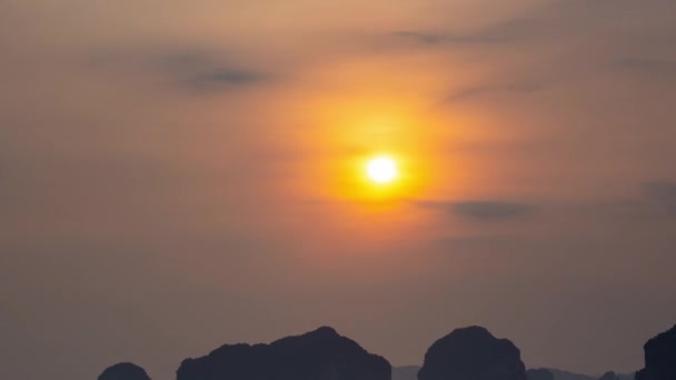 Hareket Eden Bulutlar Batan Güneşi Gölgede Bıraktı Güneş Tubkage Sahili — Stok video