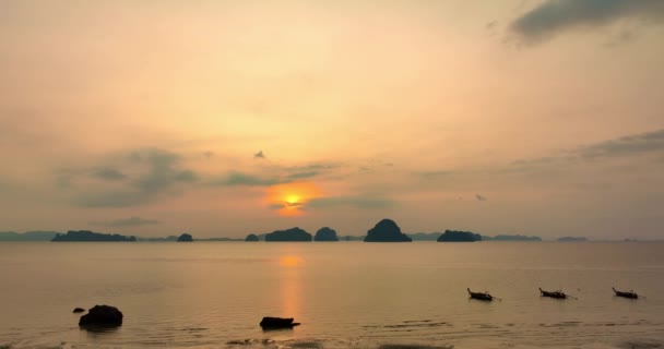 Time Lapse Bewegende Wolken Verduisterden Ondergaande Zon Zon Die Naar — Stockvideo