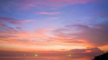 Karon Sahili 'nin yukarısında, gün batımında inanılmaz bir hızla yükselen Phuket hayal edin parlak sarı bulutlar rengarenk gökyüzünde değişiyor. Gökyüzü dokusu, soyut doğa arkaplanı.