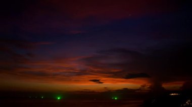 Karon Sahili 'nin yukarısında, gün batımında inanılmaz bir hızla yükselen Phuket hayal edin parlak sarı bulutlar rengarenk gökyüzünde değişiyor. Gökyüzü dokusu, soyut doğa arkaplanı.