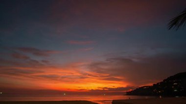 Karon Sahili 'nin yukarısında, gün batımında inanılmaz bir hızla yükselen Phuket hayal edin parlak sarı bulutlar rengarenk gökyüzünde değişiyor. Gökyüzü dokusu, soyut doğa arkaplanı.